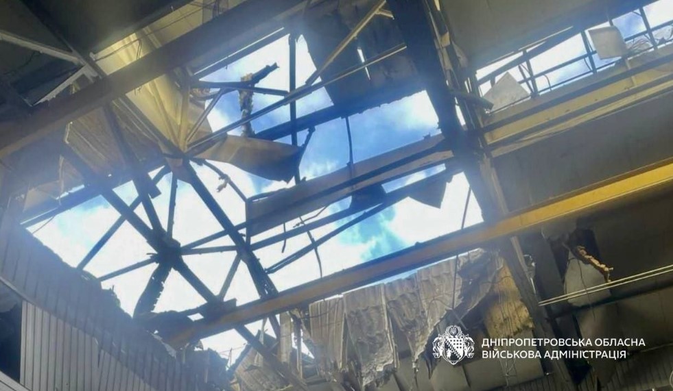 Окупанти вдарили по Дніпру: 7 поранених, пошкоджено підприємство Окупанти вдарили по Дніпру: 7 поранених, пошкоджено підприємство